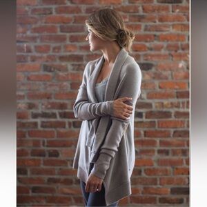 Lululemon Wrap It Up Sweater Merino Wool Heathered
Light Grey Size 10